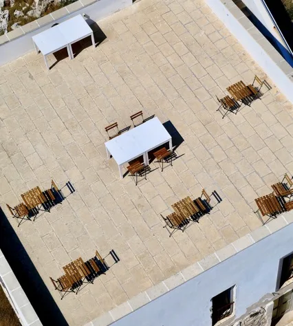 Vista aérea de una terraza de baldosas